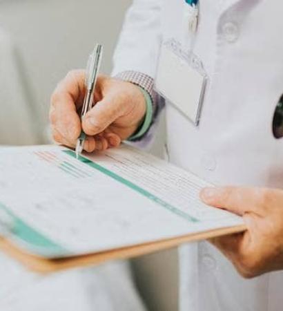 medico_anotando_sintomas_paciente